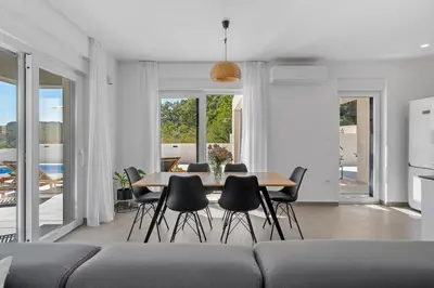 Tlocrt objekta 3-bedroom villa Pera with heated pool, 7km from beach