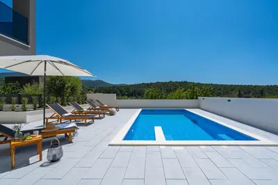 Bazen u objektu 3-bedroom villa Pera with heated pool, 7km from beach ili u blizini