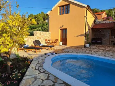 Bazen u objektu Holiday house 