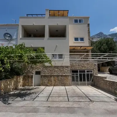Apartments with parking space Makarska - 21544