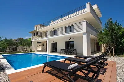 Bazen u objektu Family House 