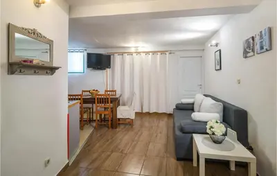 TV i/ili zabavni centar u objektu 3 Bedroom Beautiful Apartment In Mirca