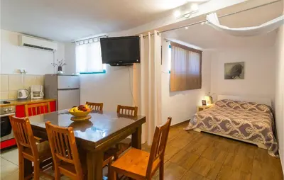 Kuhinja ili čajna kuhinja u objektu 3 Bedroom Beautiful Apartment In Mirca