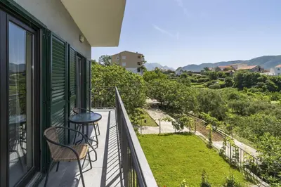 Pogled na planine ili pogled na planine iz vikendica