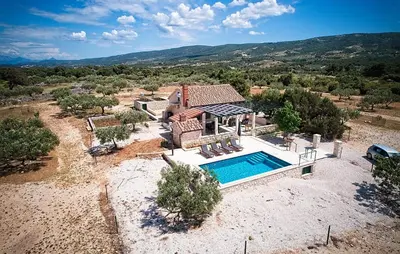Pogled na planine ili pogled na planine iz vikendica