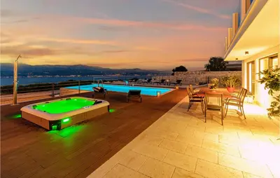 Bazen u objektu Awesome Home In Splitska- Supetar ili u blizini
