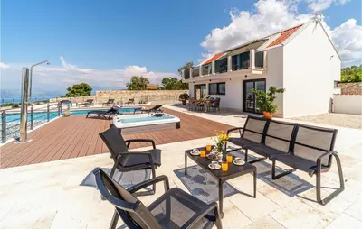 Bazen u objektu Awesome Home In Splitska- Supetar ili u blizini