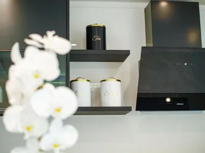 Kuhinja ili čajna kuhinja u objektu Luxury two-bedroom apartment by the sea U KaLu