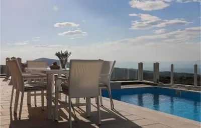 Bazen u objektu Villa Dol Hills Estate ili u blizini