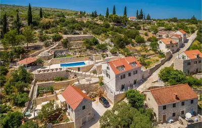 Bazen u objektu Villa Luka Brac ili u blizini