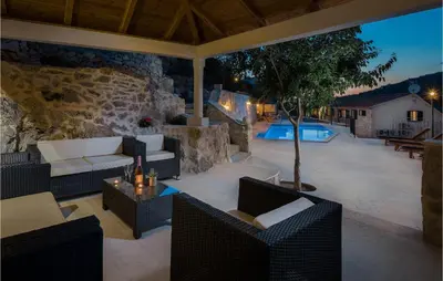 Bazen u objektu Villa Luka Brac ili u blizini