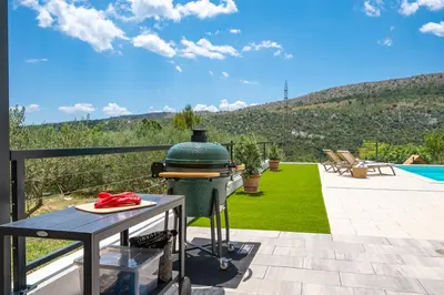 Pogled na planine ili pogled na planine iz vila