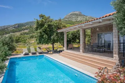 Pogled na planine ili pogled na planine iz vila