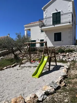 Dječje igralište u objektu Ferienhaus Luisa Insel Brac - Kamin, Pool, Grill, Olivengrundstück