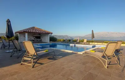 Bazen u objektu Ferienhaus Luisa Insel Brac - Kamin, Pool, Grill, Olivengrundstück ili u blizini