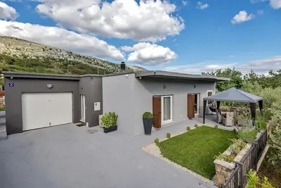 Pogled na planine ili pogled na planine iz vila