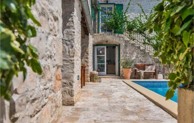Bazen u objektu Villa Maruka ili u blizini