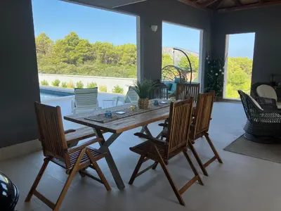Popločani dio dvorišta ili vanjski dio objekta Villa Bay View