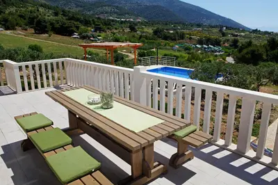 Pogled na planine ili pogled na planine iz vikendica