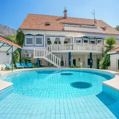 Family-friendly apartments with swimming pool Sumpetar