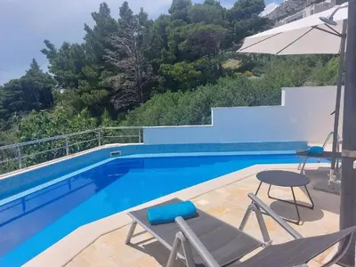 Bazen u objektu Family-friendly apartments with swimming pool Marusici, Omis - 21377 ili u blizini