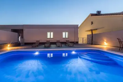 Bazen u objektu Family friendly house with a swimming pool Podstrana, Split - 21718 ili u blizini