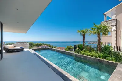 Bazen u objektu Superb Villa Meliora ili u blizini