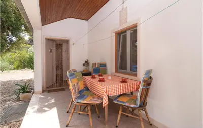 Popločani dio dvorišta ili vanjski dio objekta Holiday Home Pucisca 40