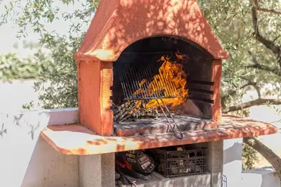 Oprema za roštilj dostupna gostima apartmana