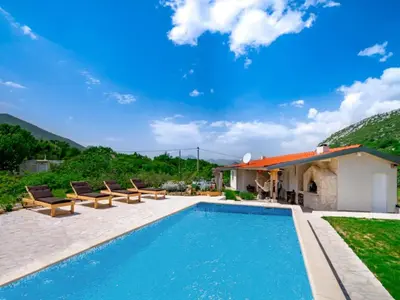 Bazen u objektu House Green Oaza ili u blizini