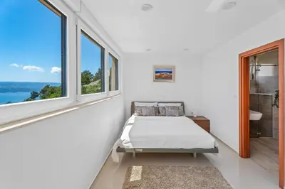 Krevet ili kreveti u jedinici u objektu Seaview Villa Matea with 4 en-suite Bedrooms, Whirlpool, Sauna, Private pool