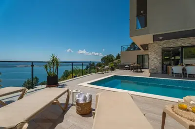 Bazen u objektu Seaview Villa Matea with 4 en-suite Bedrooms, Whirlpool, Sauna, Private pool ili u blizini