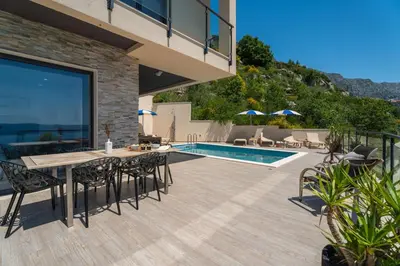 Bazen u objektu Seaview Villa Matea with 4 en-suite Bedrooms, Whirlpool, Sauna, Private pool ili u blizini