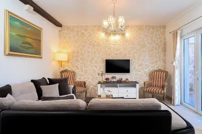 TV i/ili zabavni centar u objektu Villa Capitis in the Centre- Luxury Apartment with Swimming Pool