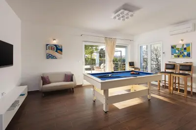 Soba za igre u objektu Villa Mermaid - Heated Pool, Sea Views & Beach 120m I Split Riviera
