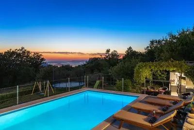 Bazen u objektu Villa UP with panoramic views of picturesque landscape and sea ili u blizini