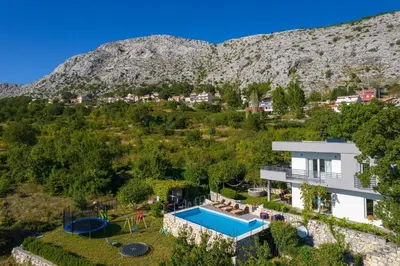 Pogled na planine ili pogled na planine iz vila