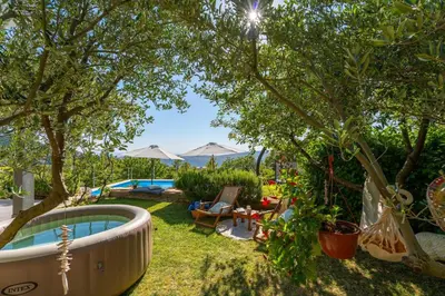 Bazen u objektu Villa UP with panoramic views of picturesque landscape and sea ili u blizini