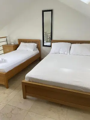 Krevet ili kreveti u jedinici u objektu 2 Bed Flat - Sleeps 6 - Pool - Garden - Parking