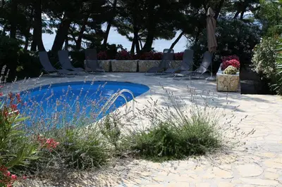 Bazen u objektu Villa Tamara ili u blizini