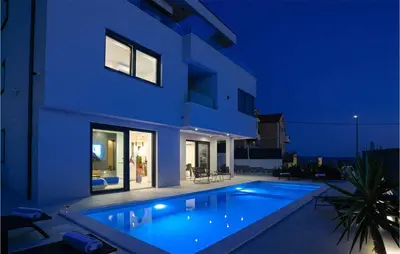 Bazen u objektu Beach Front Home In Podstrana ili u blizini