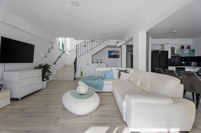TV i/ili zabavni centar u objektu Seafront Villa Azzurro with heated pool