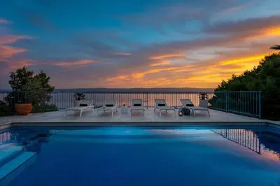 Bazen u objektu Seafront Villa Azzurro with heated pool ili u blizini