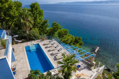 Bazen u objektu Seafront Villa Azzurro with heated pool ili u blizini