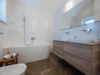 Kupaonica u objektu Villa Blu Brac A Beautiful 3 Bedroom Villa A Stones Throw To The Beach