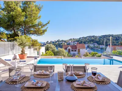 Bazen u objektu Villa Blu Brac A Beautiful 3 Bedroom Villa A Stones Throw To The Beach ili u blizini