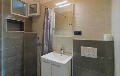 Kupaonica u objektu Stunning Apartment In Krilo Jesenice With Wifi