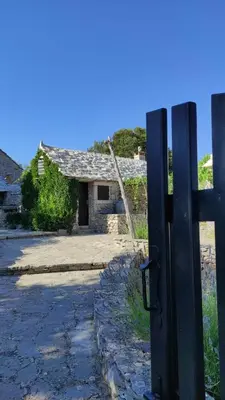 Zgrada u kojoj se nalazi vikendica