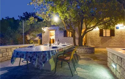 Popločani dio dvorišta ili vanjski dio objekta Holiday Home Pucisca 15