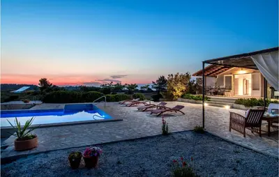 Bazen u objektu Lovely Home In Sutivan ili u blizini